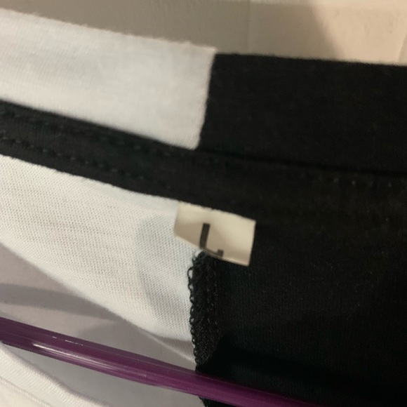 Half black and white valorous tee - Picture 3 of 3